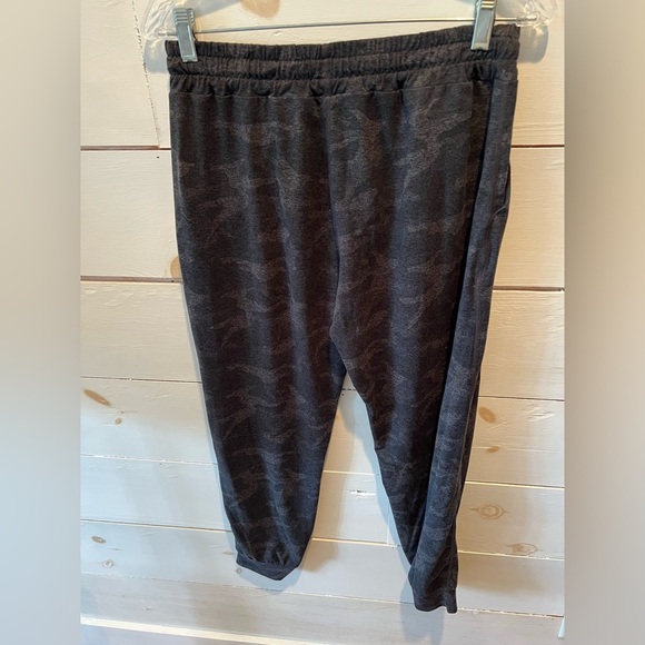 Vuori Performance Jogger Pants women’s size small, black camo, EUC, see photos. - Picture 3 of 4